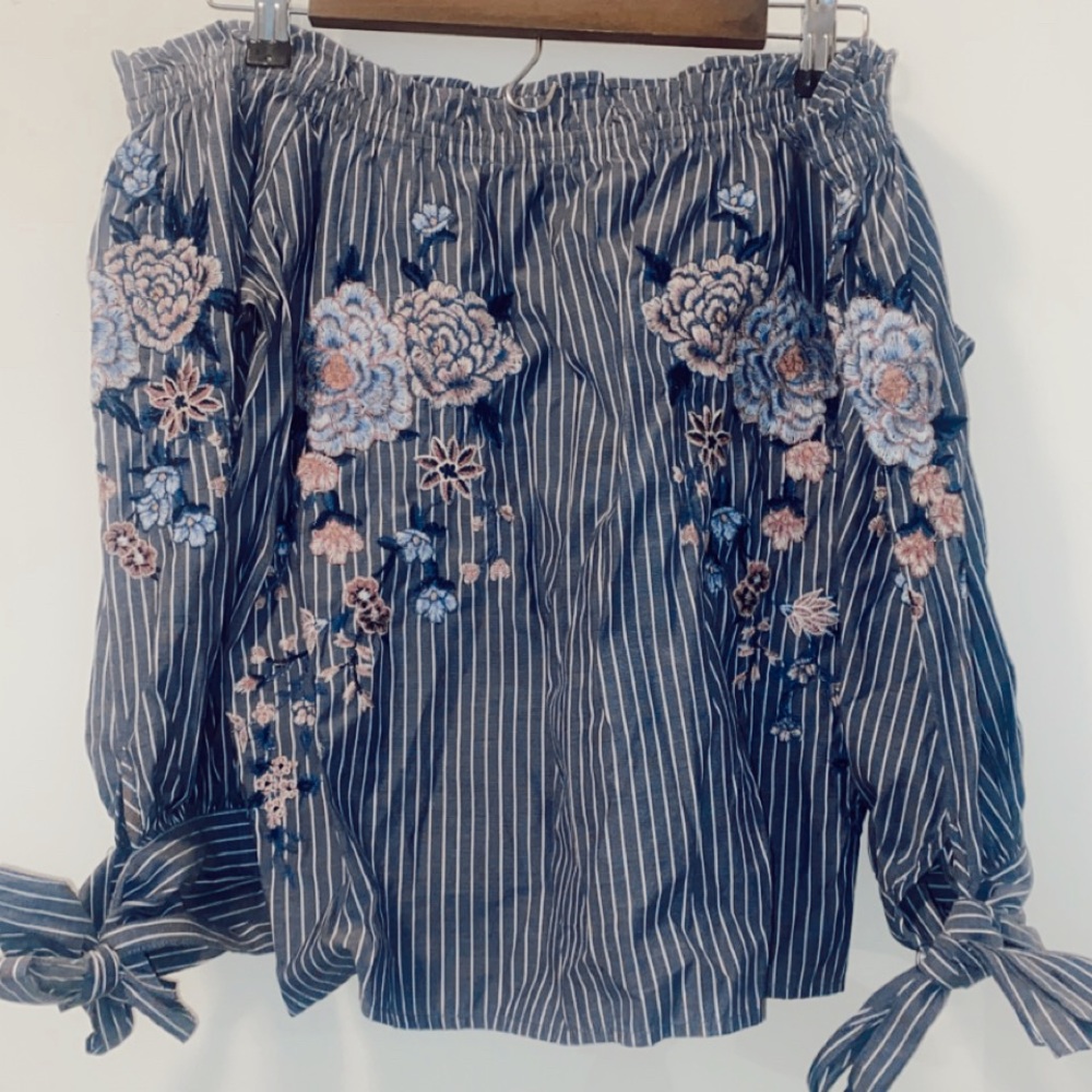 AMERICAN EAGLE OFF-THE-SHOULDER TOP